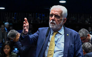 Jaques Wagner deixa liderança do governo no Senado após ser alvo de operação da PF