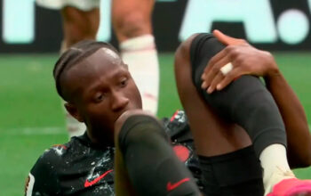 Jogador do Canadá quebra a perna em lance contra o Catar na Copa