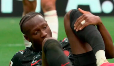 Jogador do Canadá quebra a perna em lance contra o Catar na Copa