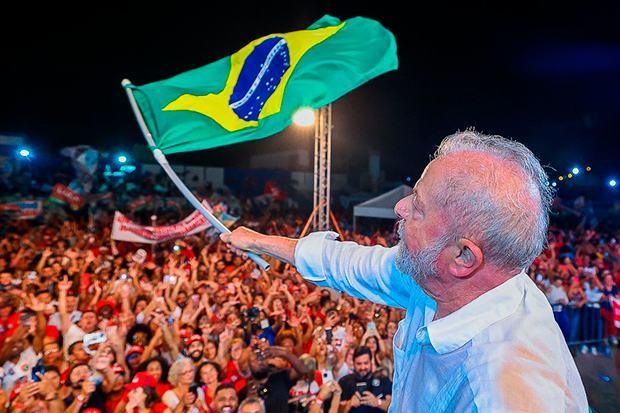 Lula abre 10 pontos para Flávio Bolsonaro em 1° turno e vence todos no 2°, diz Quaest