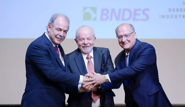Lula anuncia R$ 140 bilhões para a indústria nacional