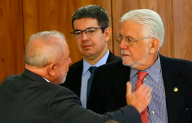 Lula convoca ministros para discutir situação de Jaques Wagner