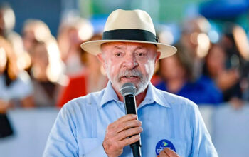 Lula critica “vagabundos profissionais em tentar vender a Petrobras”