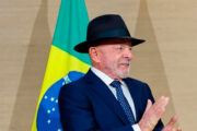 Lula vence Flávio Bolsonaro com 49,3% a 36,8%no 2º turno, diz pesquisa CNT/MDA