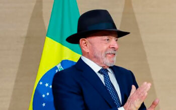 Lula vence Flávio Bolsonaro com 49,3% a 36,8%no 2º turno, diz pesquisa CNT/MDA