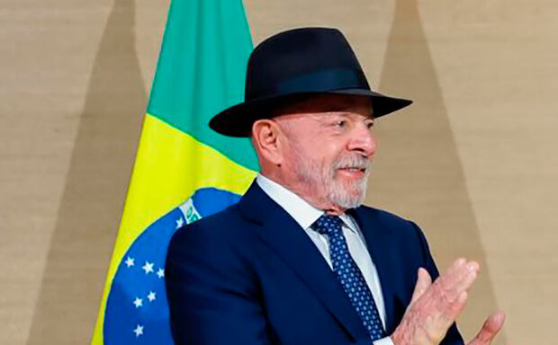 Lula vence Flávio Bolsonaro com 49,3% a  36,8%no 2º turno, diz pesquisa CNT/MDA