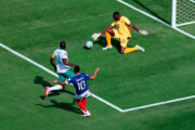 Mbappé decide, bate recorde histórico e França vence Senegal em estreia na Copa
