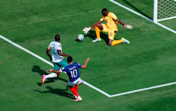 Mbappé decide, bate recorde histórico e França vence Senegal em estreia na Copa