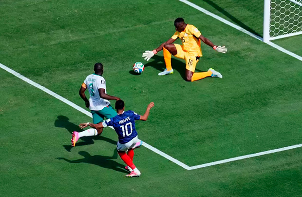 Mbappé decide, bate recorde histórico e França vence Senegal em estreia na Copa
