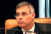 Mendonça censura posts que ligam Flávio Bolsonaro à “escala 7×0”