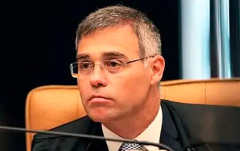 Mendonça censura posts que ligam Flávio Bolsonaro à “escala 7×0”