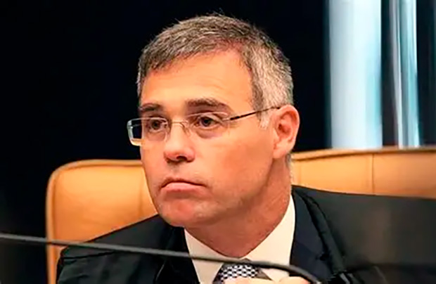 Mendonça censura posts que ligam Flávio Bolsonaro à “escala 7×0”