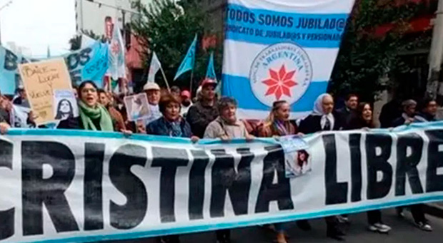 Milhares vão às ruas e apoiam candidatura de Cristina Kirchner na Argentina