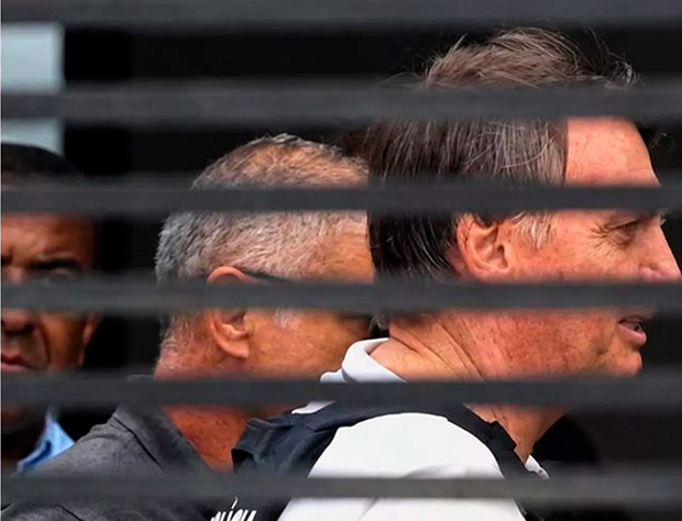 Moraes determina depoimento presencial de Jair Bolsonaro sobre arma apreendida