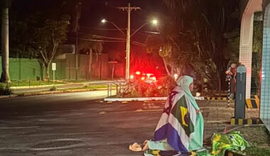 Mulher desafia STF e faz vigília no condomínio de Bolsonaro