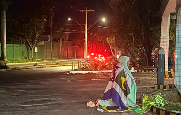Mulher desafia STF e faz vigília no condomínio de Bolsonaro