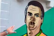 Mulher passa fezes de cachorro em mural de Bolsonaro