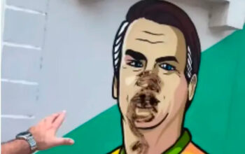 Mulher passa fezes de cachorro em mural de Bolsonaro
