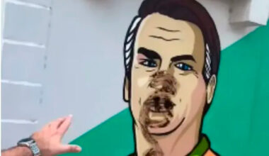 Mulher passa fezes de cachorro em mural de Bolsonaro