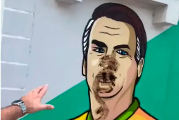 Mulher passa fezes de cachorro em mural de Bolsonaro