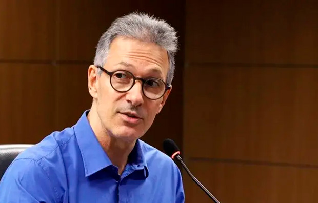 “Nunca fui próximo de Flávio Bolsonaro”, diz Zema ao atacá-lo novamente