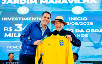 Prefeito do Rio dá casaco da Seleção a Lula: “Aqui você tem aliado”
