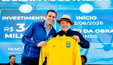 Prefeito do Rio dá casaco da Seleção a Lula: “Aqui você tem aliado”