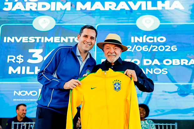 Prefeito do Rio dá casaco da Seleção a Lula: “Aqui você tem aliado”