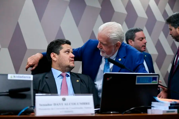 “Presunção de inocência”: Alcolumbre defende Wagner após operação da PF