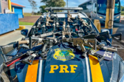 PRF apreende 26 fuzis durante abordagem a caminhão no Paraná