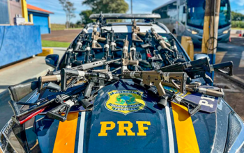PRF apreende 26 fuzis durante abordagem a caminhão no Paraná