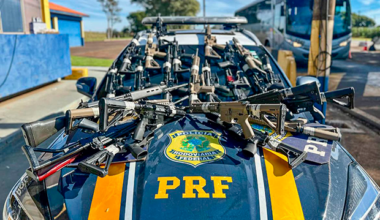 PRF apreende 26 fuzis durante abordagem a caminhão no Paraná