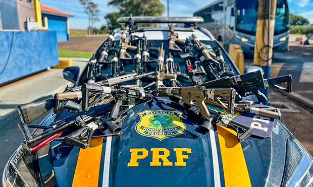 PRF apreende 26 fuzis durante abordagem a caminhão no Paraná