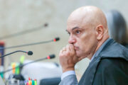 “Ação penal não é palhaçada”, diz Moraes após exibir vídeos de Eduardo Bolsonaro