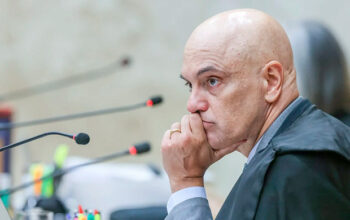 “Ação penal não é palhaçada”, diz Moraes após exibir vídeos de Eduardo Bolsonaro
