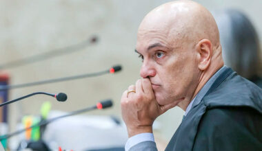 “Ação penal não é palhaçada”, diz Moraes após exibir vídeos de Eduardo Bolsonaro