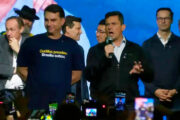 Flávio Bolsonaro e Moro dão vexame em coletiva ao fugir de perguntas sobre Vorcaro