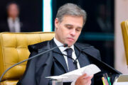 Mendonça determina remoção de publicações de Sóstenes e Marcos do Val contra Lula