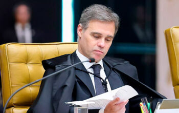 Mendonça determina remoção de publicações de Sóstenes e Marcos do Val contra Lula