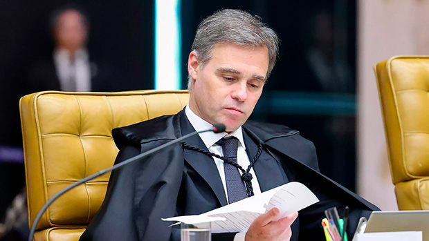 Mendonça determina remoção de publicações de Sóstenes e Marcos do Val contra Lula