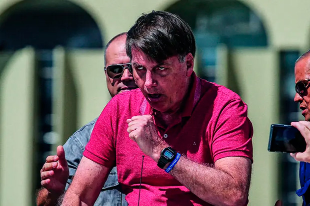 Relatório médico diz que Bolsonaro está com crise de soluço “acima da média” há uma semana