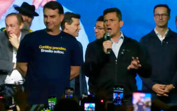 Flávio Bolsonaro e Moro dão vexame em coletiva ao fugir de perguntas sobre Vorcaro