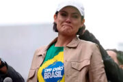 Michelle mantém indefinição sobre participação na campanha de Flávio Bolsonaro