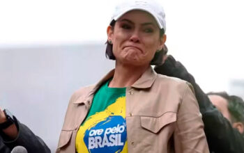 Michelle mantém indefinição sobre participação na campanha de Flávio Bolsonaro