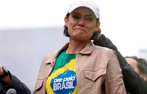 Michelle mantém indefinição sobre participação na campanha de Flávio Bolsonaro