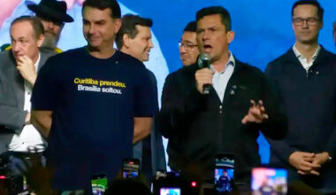 Flávio Bolsonaro e Moro dão vexame em coletiva ao fugir de perguntas sobre Vorcaro
