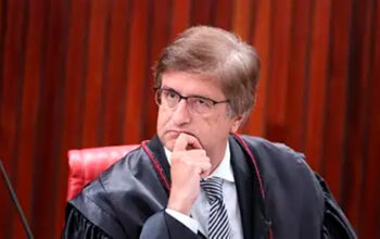 Moraes dá 48h para PGR se manifestar sobre prisão domiciliar de Bolsonaro