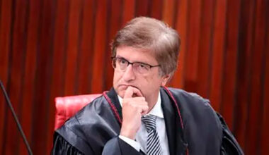 Moraes dá 48h para PGR se manifestar sobre prisão domiciliar de Bolsonaro