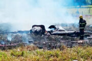Avião cai em Goiás, pega fogo e piloto de 74 anos sobrevive