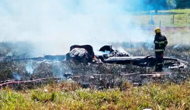 Avião cai em Goiás, pega fogo e piloto de 74 anos sobrevive